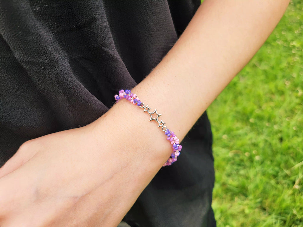 Bracelet en perles rocailles camaïeu violet et étoiles en métal argenté  Bracelet Jethyka