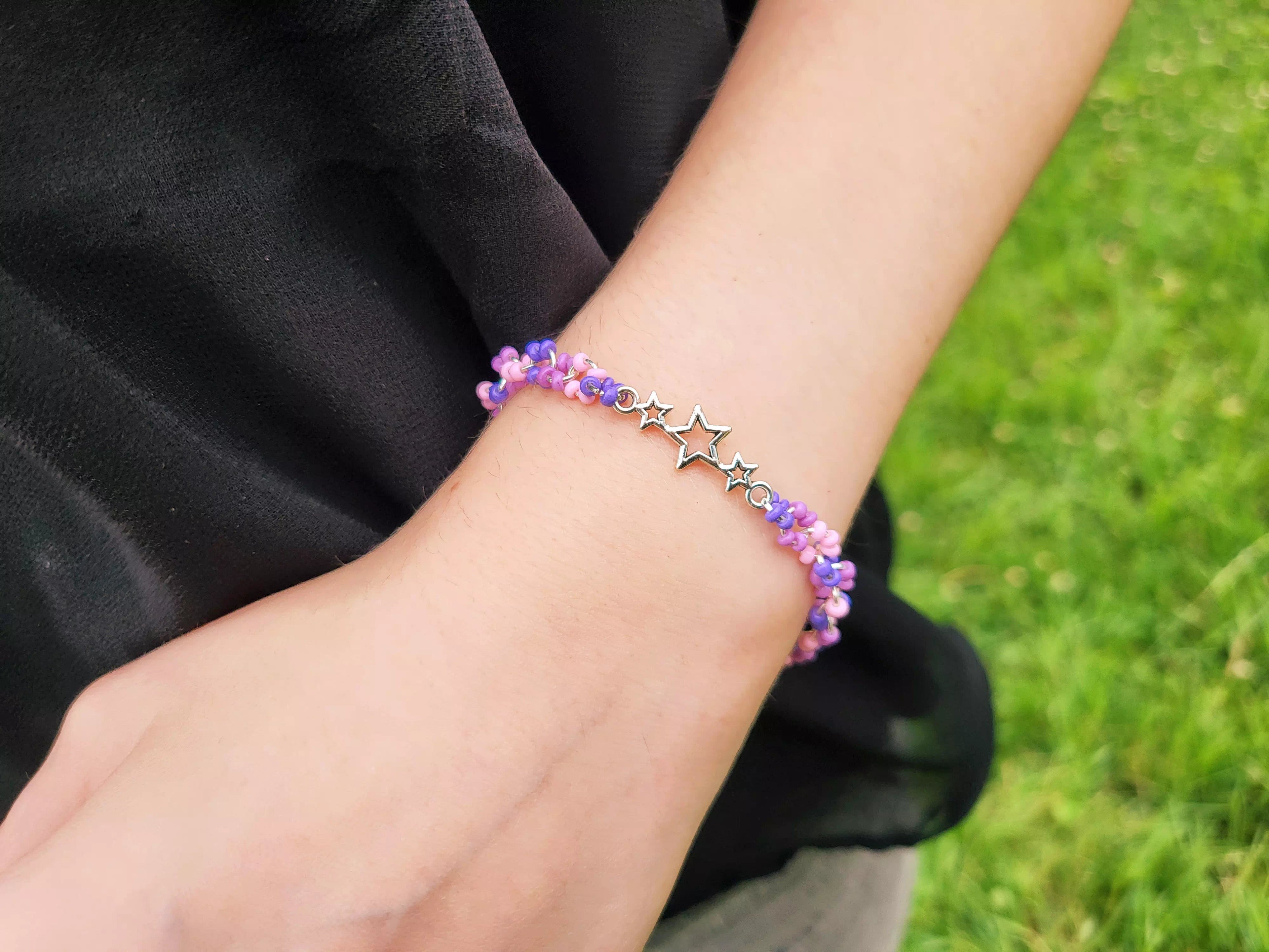 Bracelet en perles rocailles camaïeu violet et étoiles en métal argenté  Bracelet Jethyka