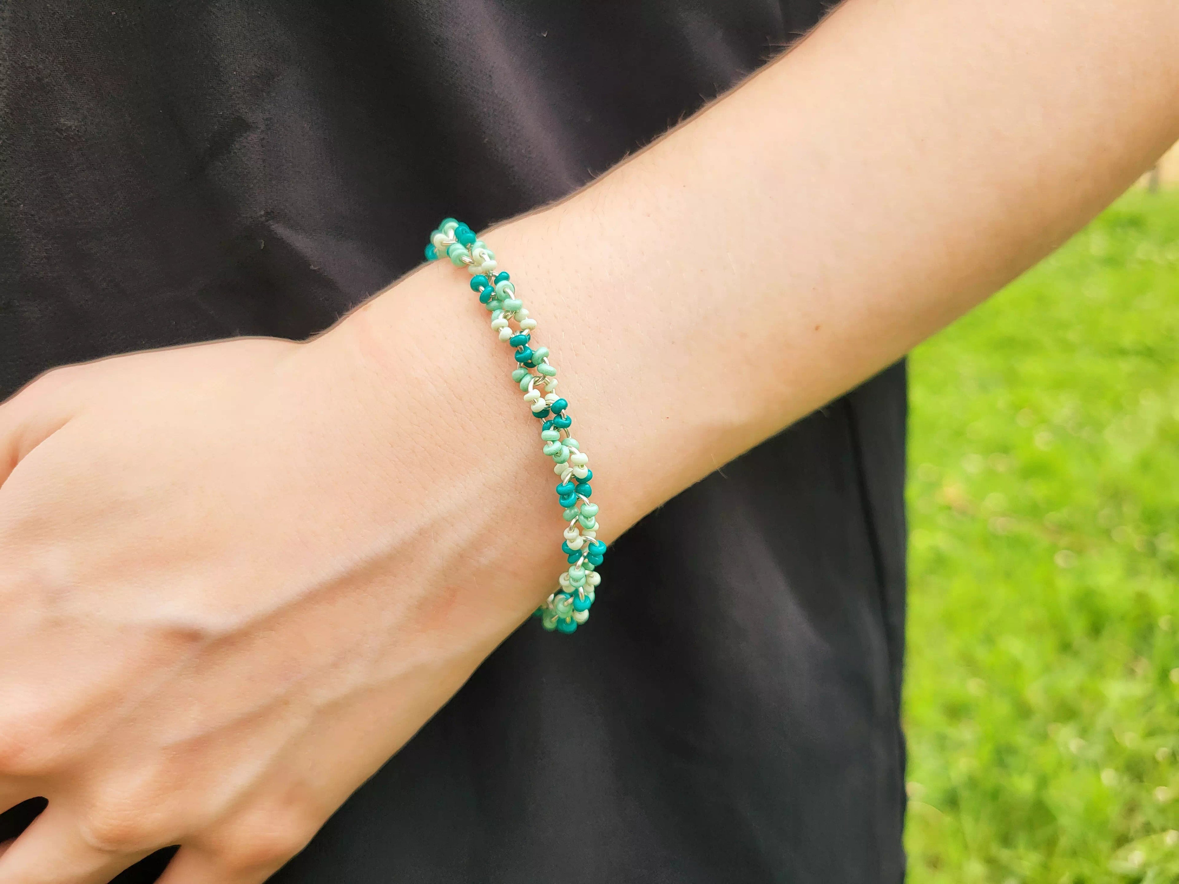 Bracelet en perles de rocailles camaïeu vert  Bracelet Jethyka