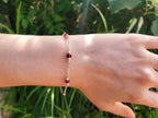 Bracelet Chaîne Argentée avec Perles Cristal Rose Framboise  Bracelet Jethyka