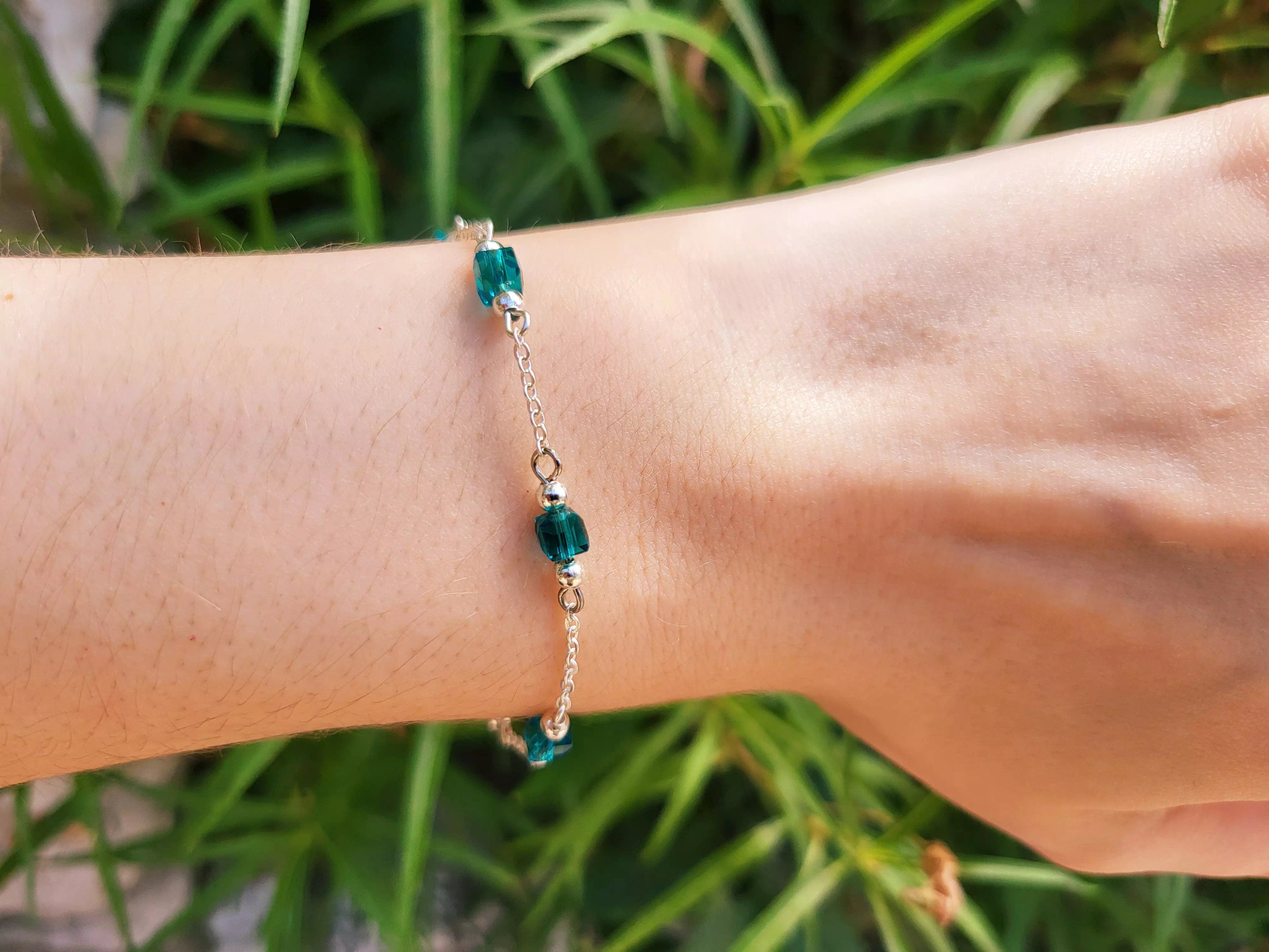 Bracelet Chaîne Argentée avec Perles Cubes en Cristal Bleu  Bracelet Jethyka