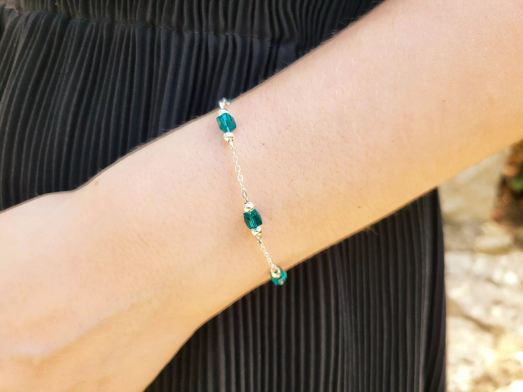 Bracelet Chaîne Argentée avec Perles Cubes en Cristal Bleu  Bracelet Jethyka