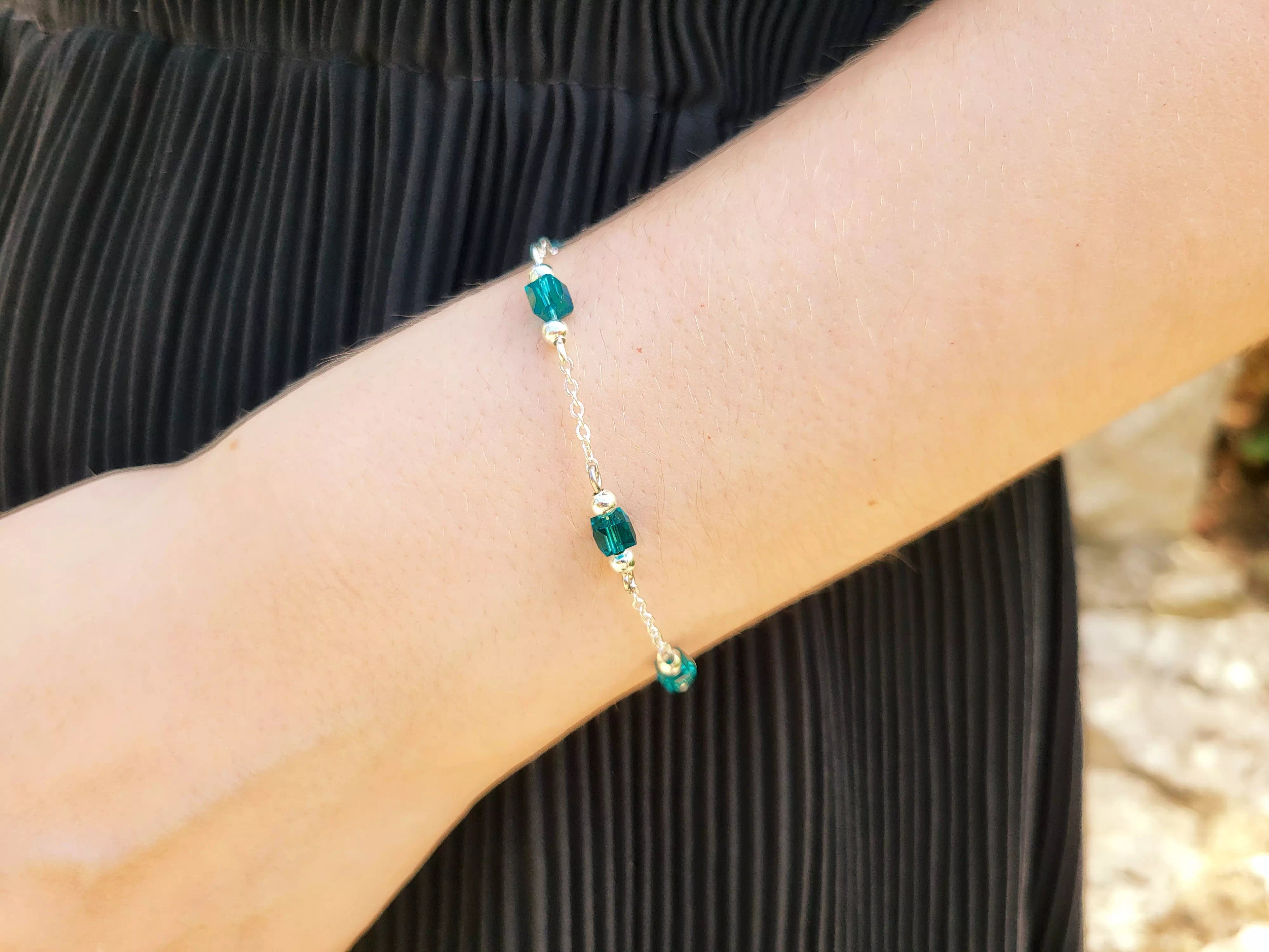 Bracelet Chaîne Argentée avec Perles Cubes en Cristal Bleu  Bracelet Jethyka