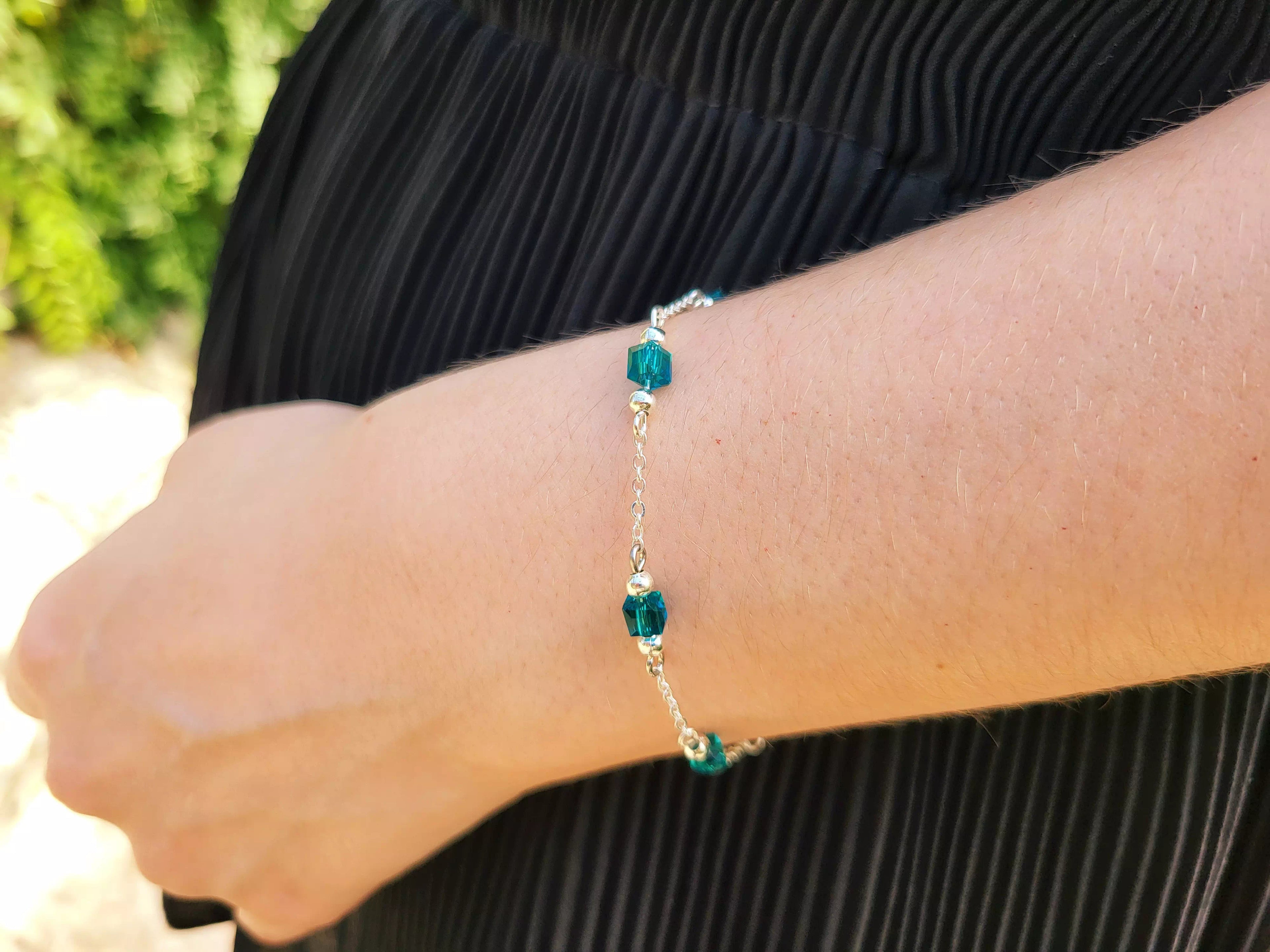 Bracelet Chaîne Argentée avec Perles Cubes en Cristal Bleu  Bracelet Jethyka