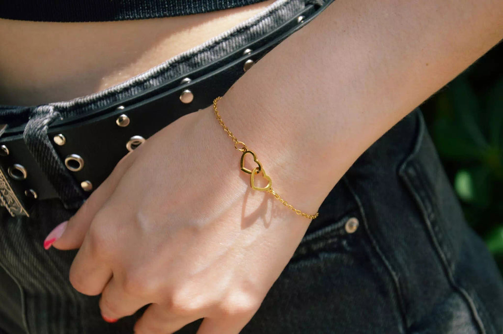 Bracelet femme en métal doré avec 2 cœurs entrelacés – Élégance et amour intemporel  Bracelet Jethyka
