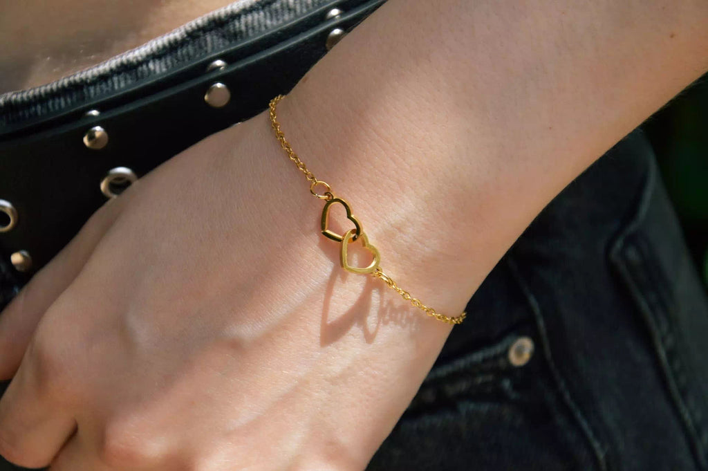 Bracelet femme en métal doré avec 2 cœurs entrelacés – Élégance et amour intemporel  Bracelet Jethyka
