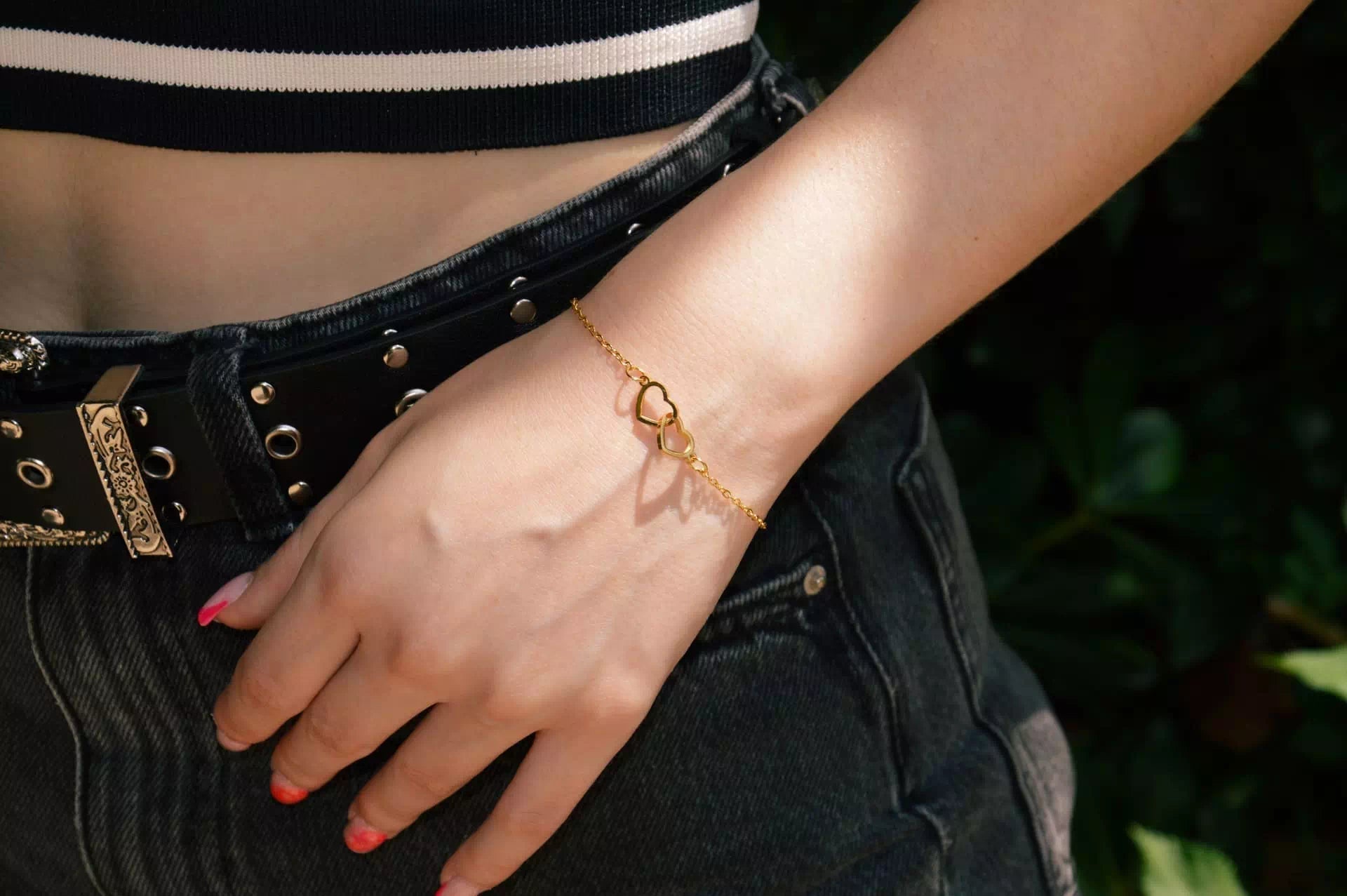 Bracelet femme en métal doré avec 2 cœurs entrelacés – Élégance et amour intemporel  Bracelet Jethyka