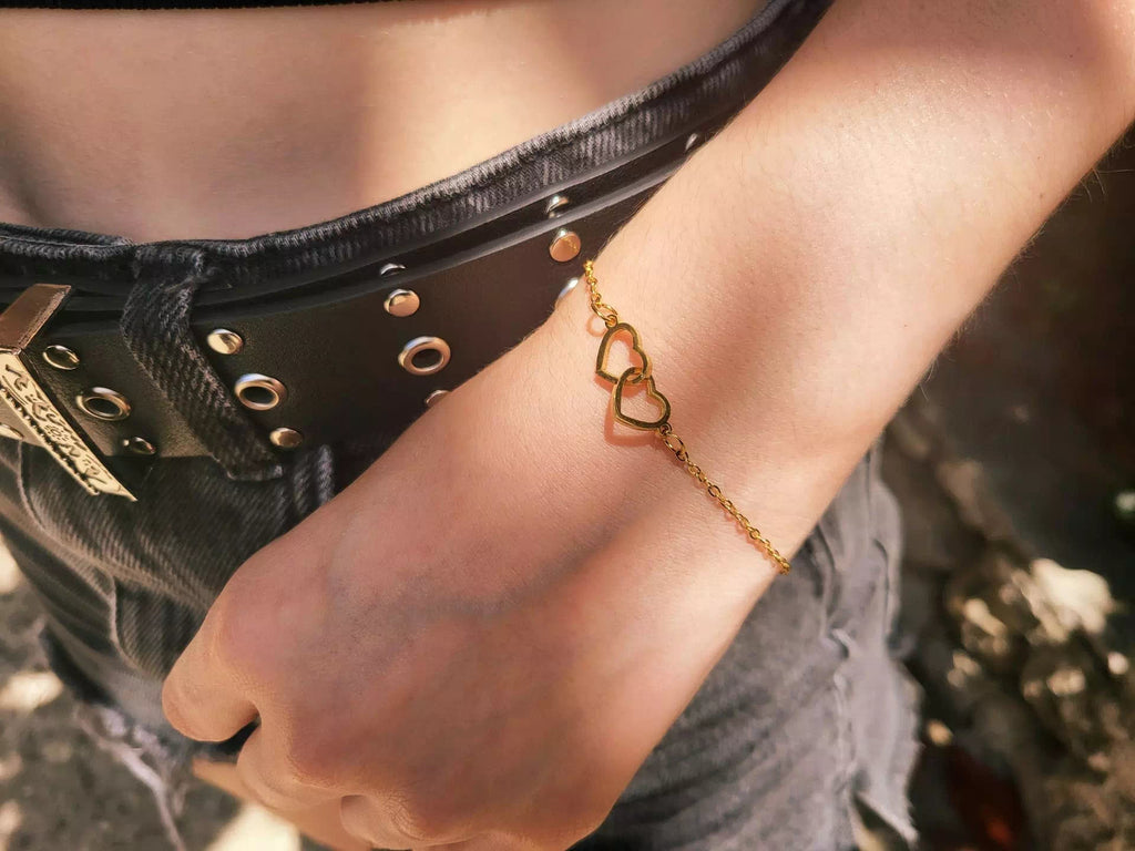 Bracelet femme en métal doré avec 2 cœurs entrelacés – Élégance et amour intemporel  Bracelet Jethyka