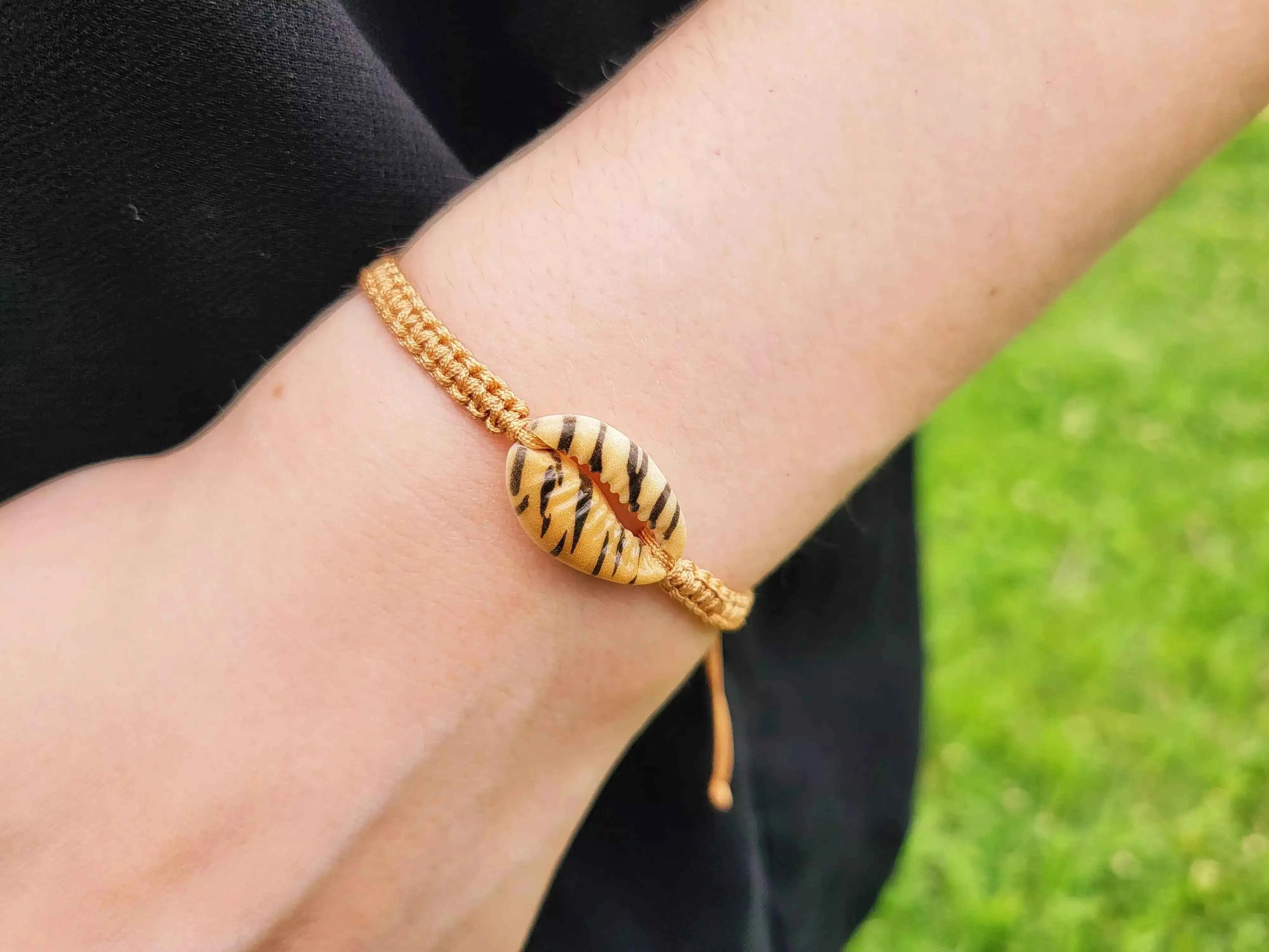 Bracelet Coquillage Cauris tigré macramé Camel