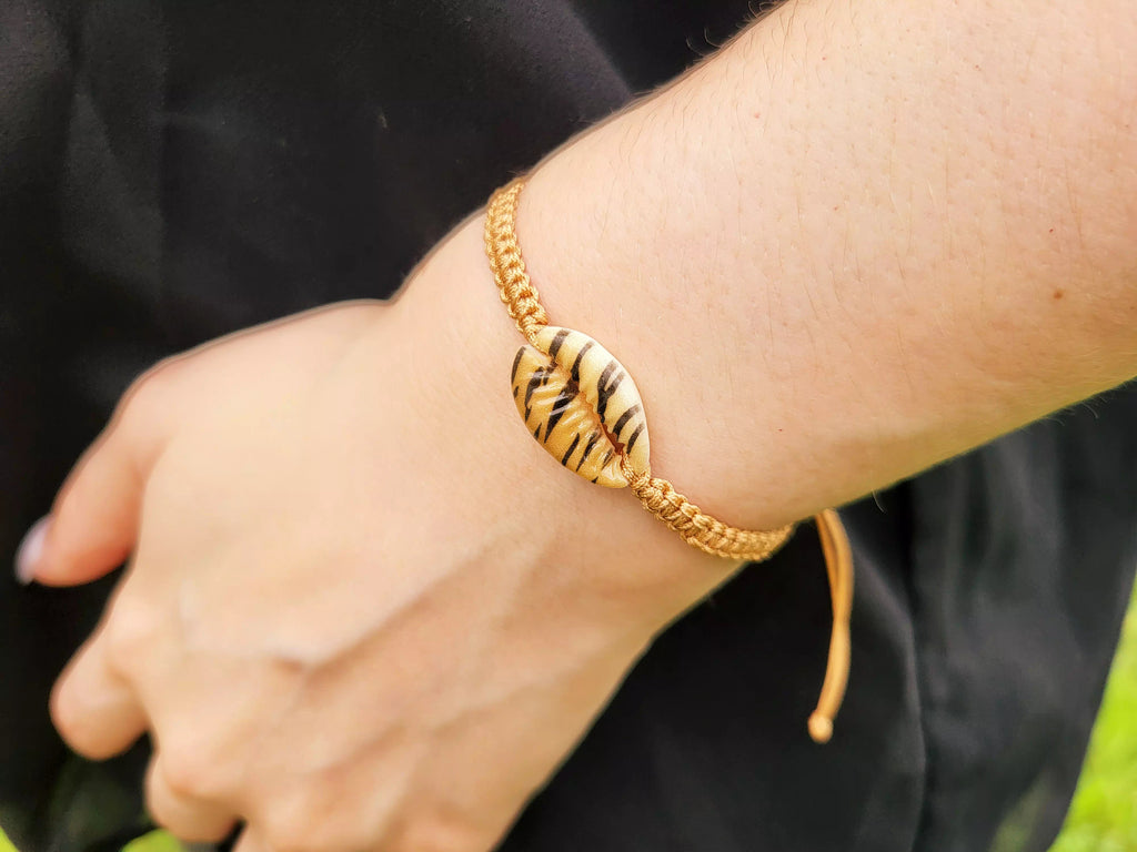 Bracelet macramé camel avec coquillage cauri tigré  Bracelet Jethyka