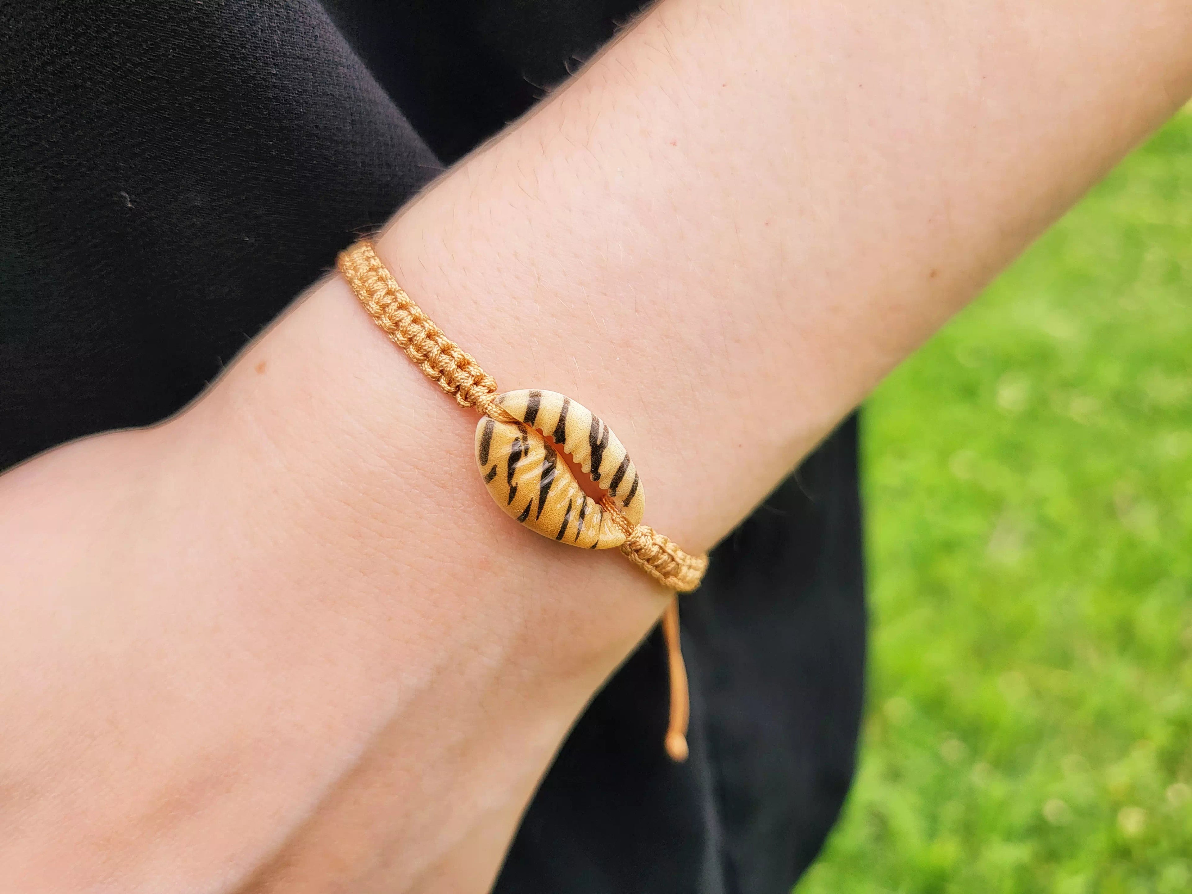 Bracelet macramé camel avec coquillage cauri tigré  Bracelet Jethyka