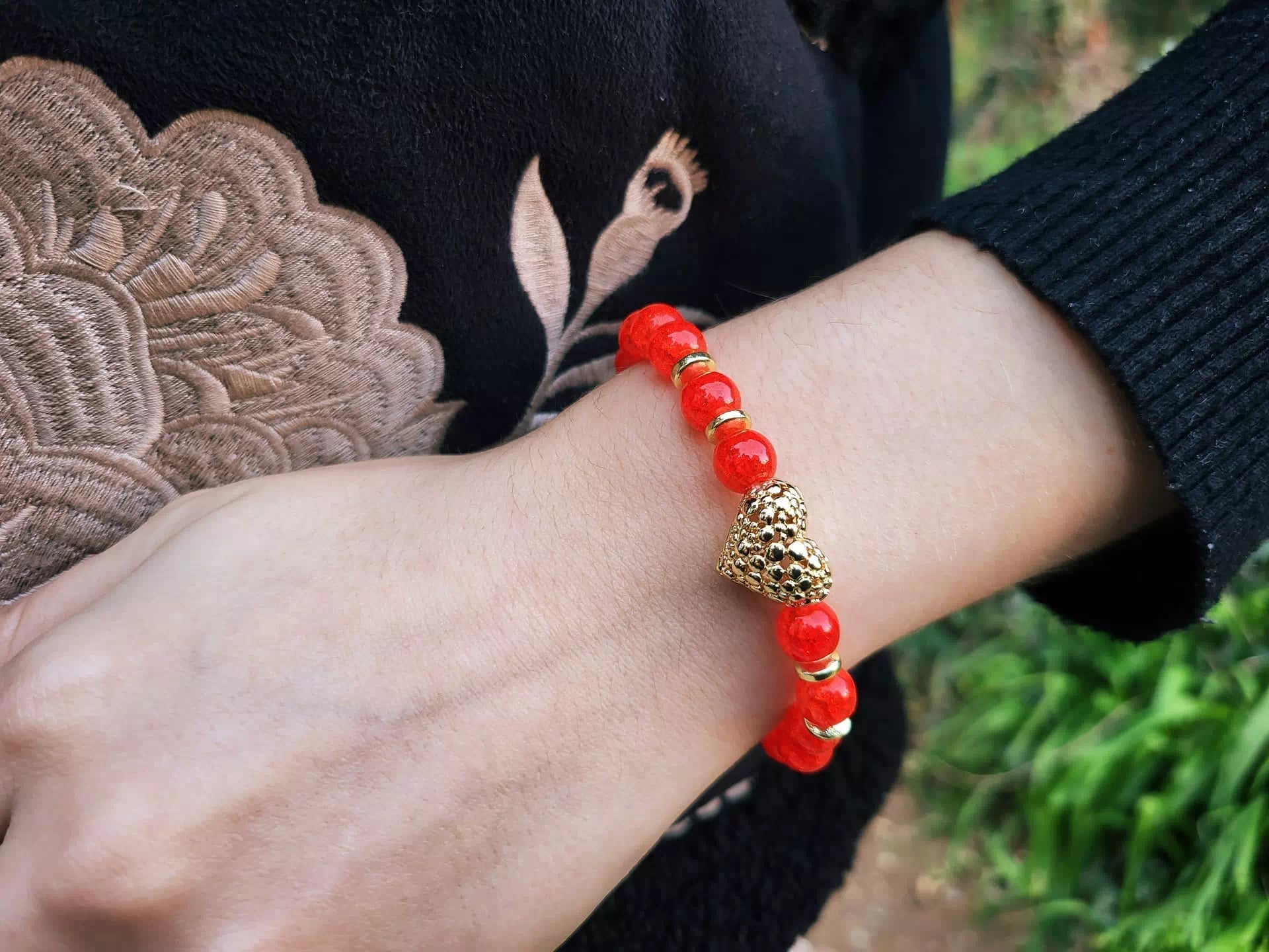 Bracelet en perles de verre craquelé rouge et cœur doré  Bracelet Jethyka