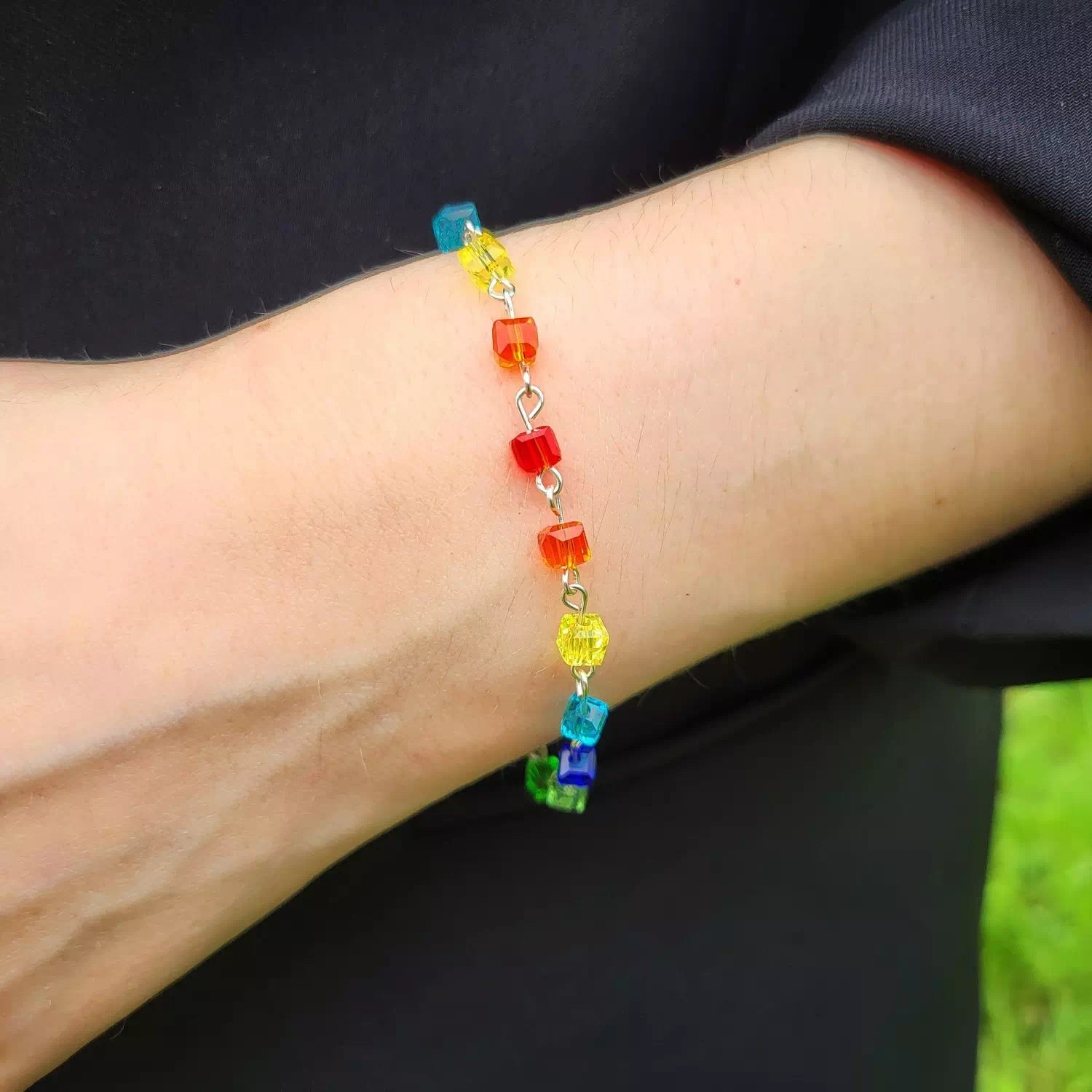 Bracelet en perles de cristal cubes multicolores arc-en-ciel porté au poignet, marque Jethyka.