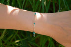 Bracelet chaine et perles cubes en cristal bleu ciel  Bracelet Jethyka