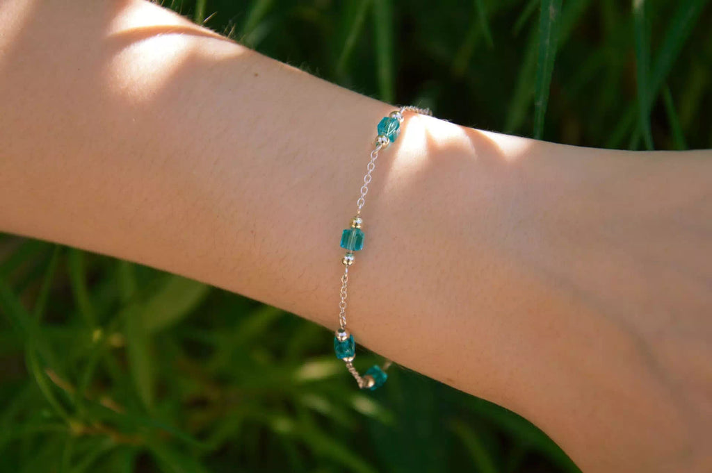 Bracelet chaine et perles cubes en cristal bleu ciel  Bracelet Jethyka