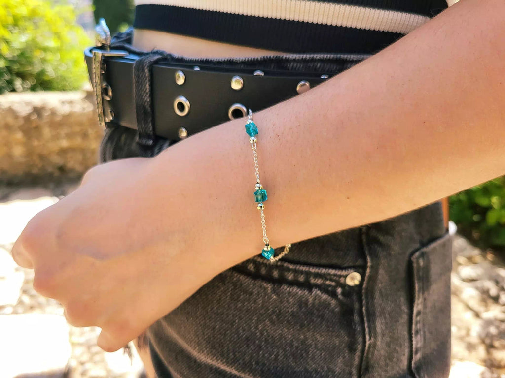 Bracelet chaine et perles cubes en cristal bleu ciel  Bracelet Jethyka