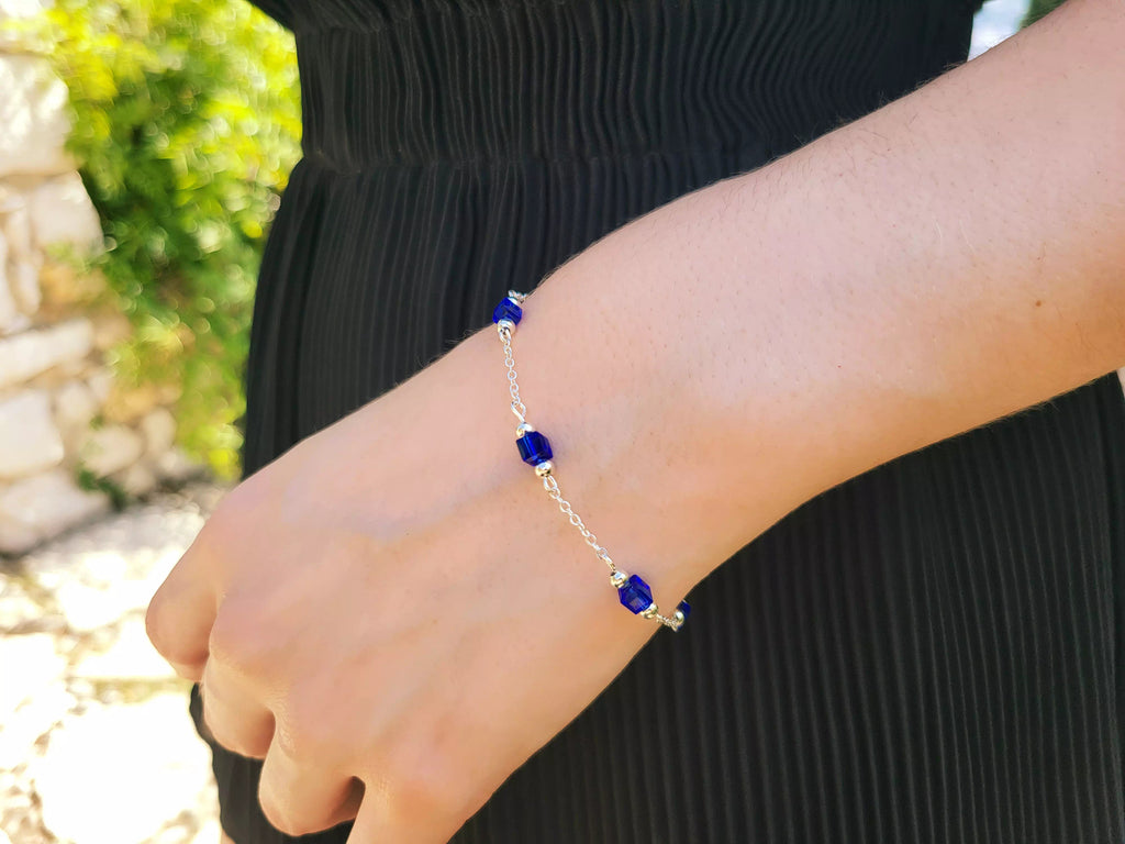 Bracelet Chaîne Argentée avec Perles Cubes en Cristal Bleu Marine  Bracelet Jethyka