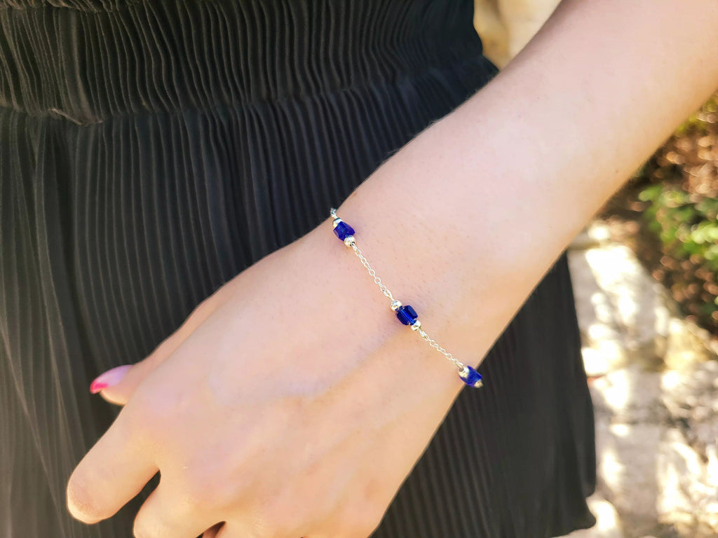 Bracelet Chaîne Argentée avec Perles Cubes en Cristal Bleu Marine  Bracelet Jethyka