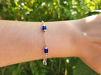 Bracelet Chaîne Argentée avec Perles Cubes en Cristal Bleu Marine  Bracelet Jethyka