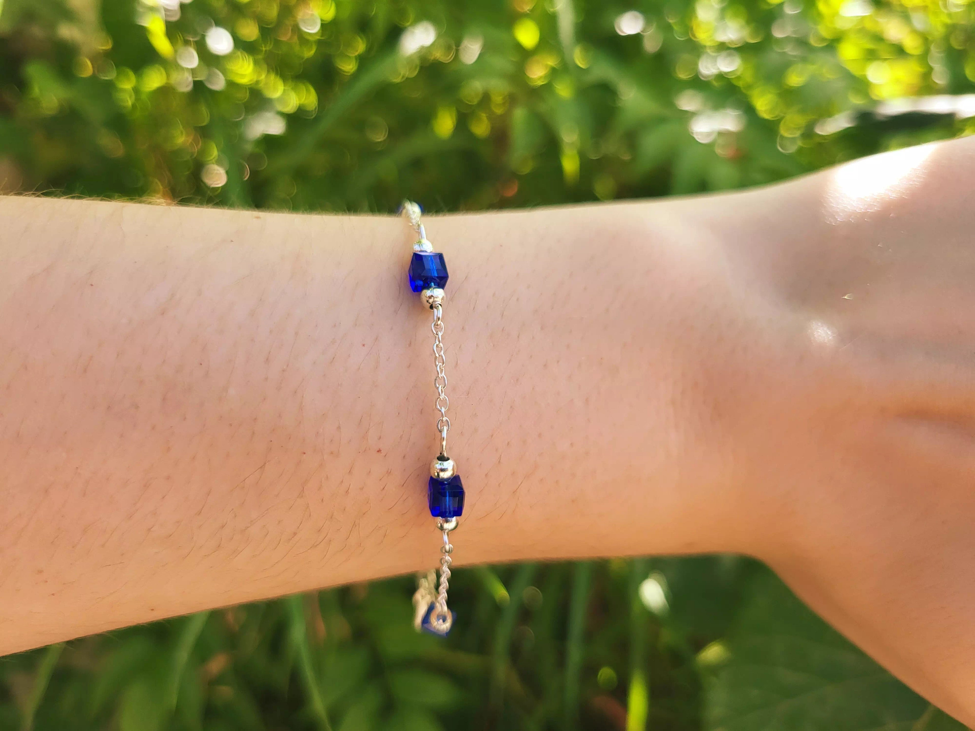 Bracelet Chaîne Argentée avec Perles Cubes en Cristal Bleu Marine  Bracelet Jethyka