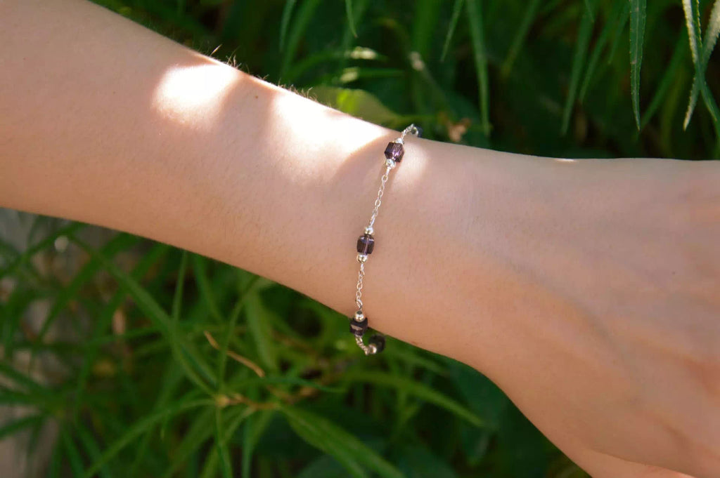 Bracelet Chaîne Argentée avec Perles Cubes en Cristal Marron  Bracelet Jethyka