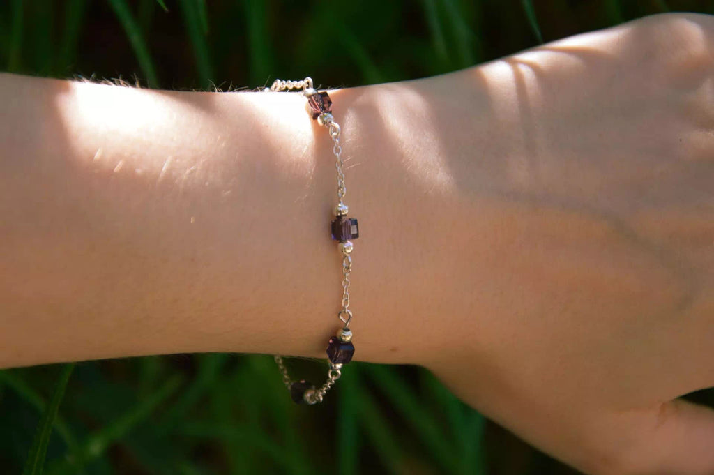 Bracelet Chaîne Argentée avec Perles Cubes en Cristal Marron  Bracelet Jethyka