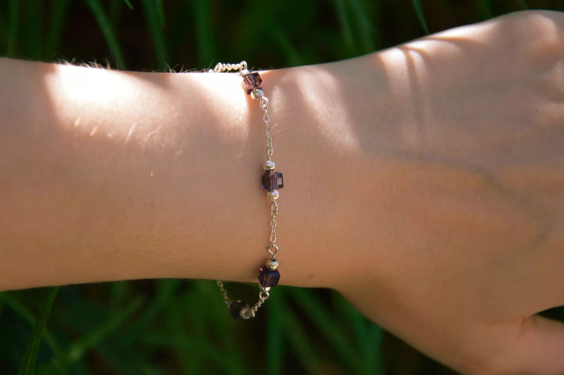 Bracelet Chaîne Argentée avec Perles Cubes en Cristal Marron  Bracelet Jethyka