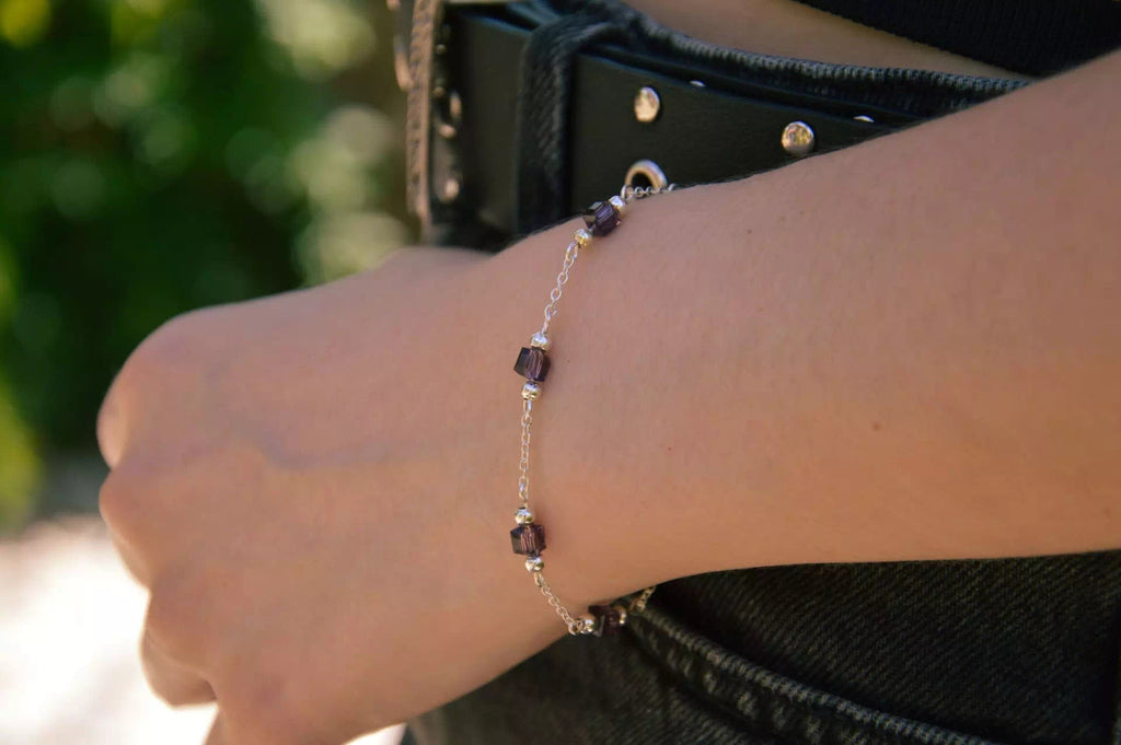 Bracelet Chaîne Argentée avec Perles Cubes en Cristal Marron  Bracelet Jethyka