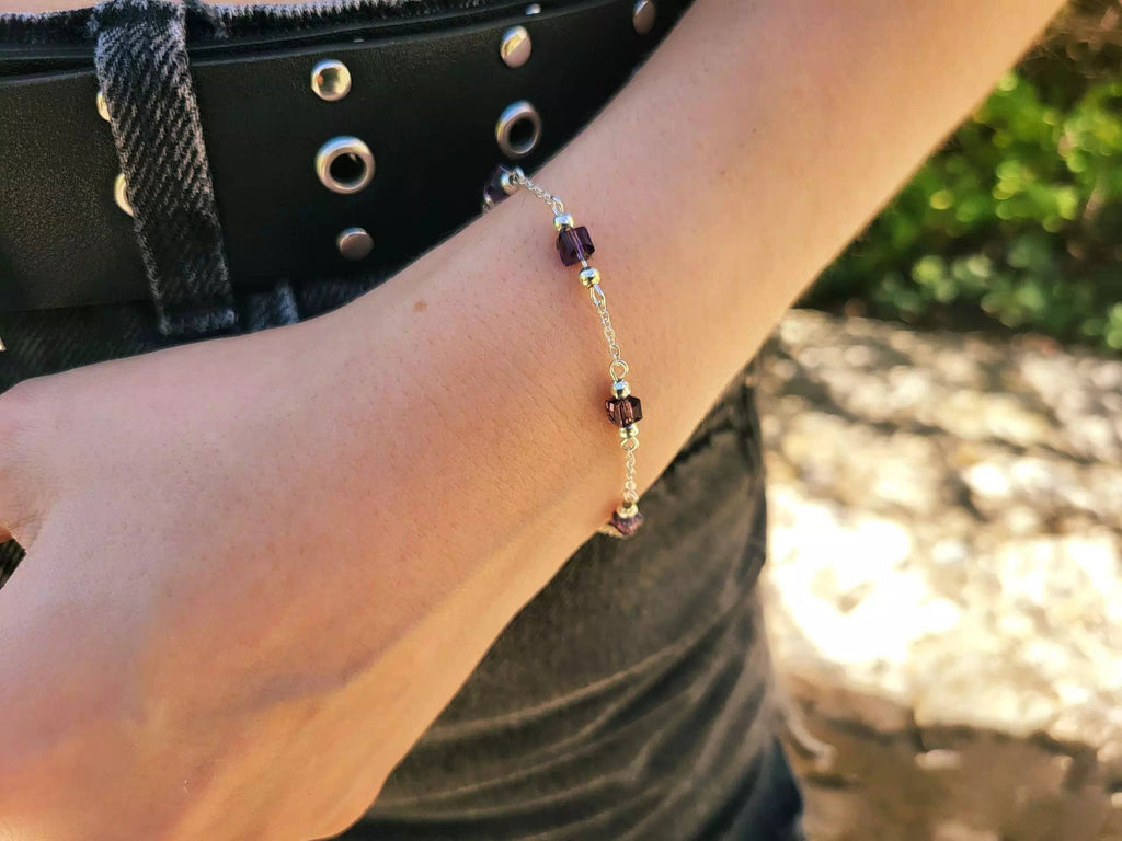 Bracelet Chaîne Argentée avec Perles Cubes en Cristal Marron  Bracelet Jethyka