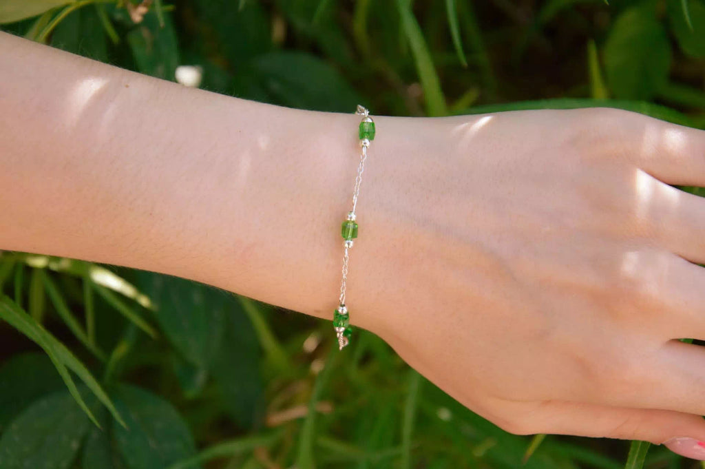 Bracelet Chaîne Argentée avec Perles Cubes en Cristal Vert Clair  Bracelet Jethyka