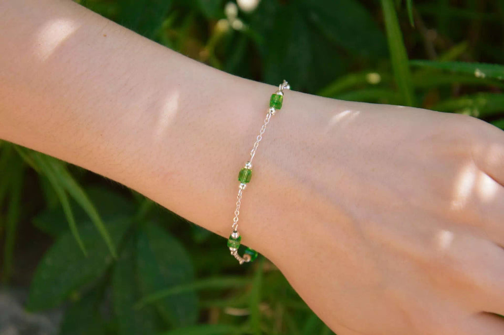 Bracelet Chaîne Argentée avec Perles Cubes en Cristal Vert Clair  Bracelet Jethyka