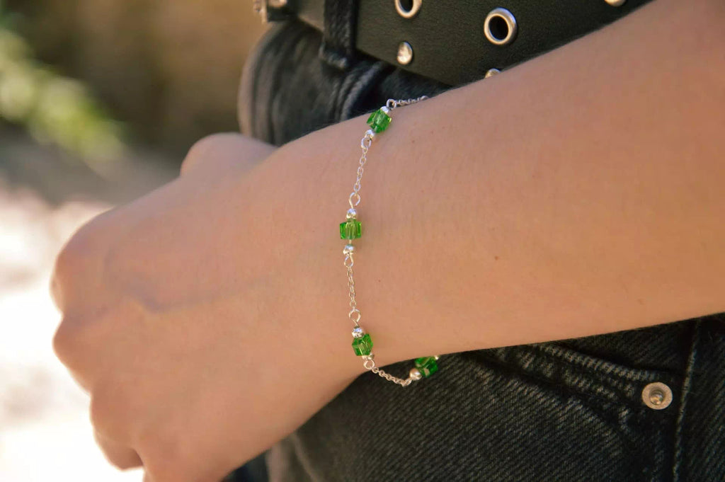 Bracelet Chaîne Argentée avec Perles Cubes en Cristal Vert Clair  Bracelet Jethyka