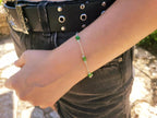 Bracelet Chaîne Argentée avec Perles Cubes en Cristal Vert Clair  Bracelet Jethyka