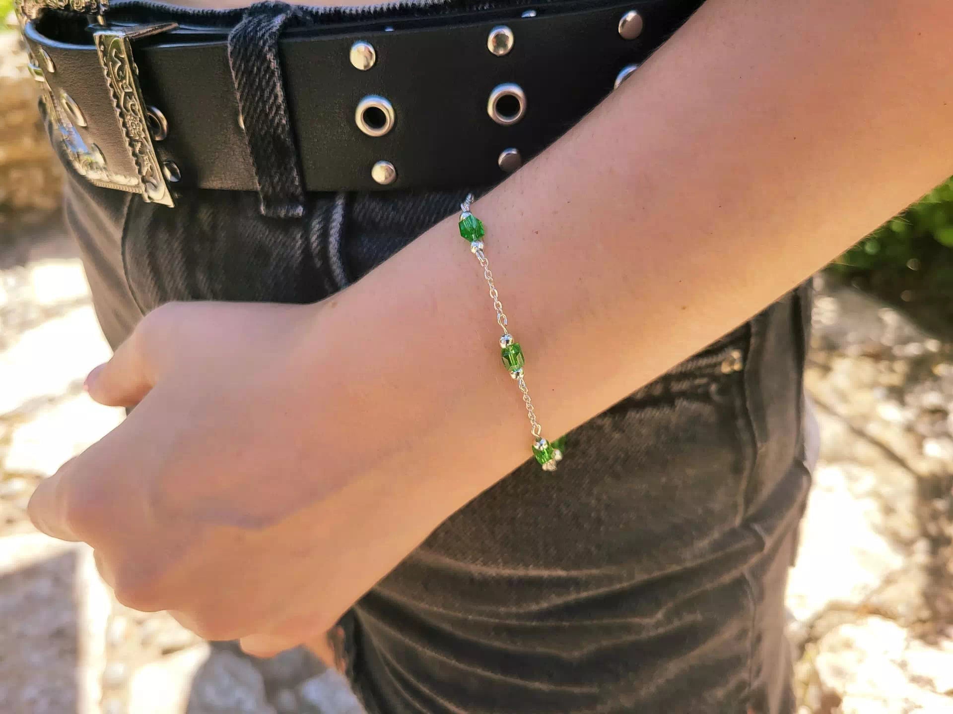 Bracelet Chaîne Argentée avec Perles Cubes en Cristal Vert Clair  Bracelet Jethyka