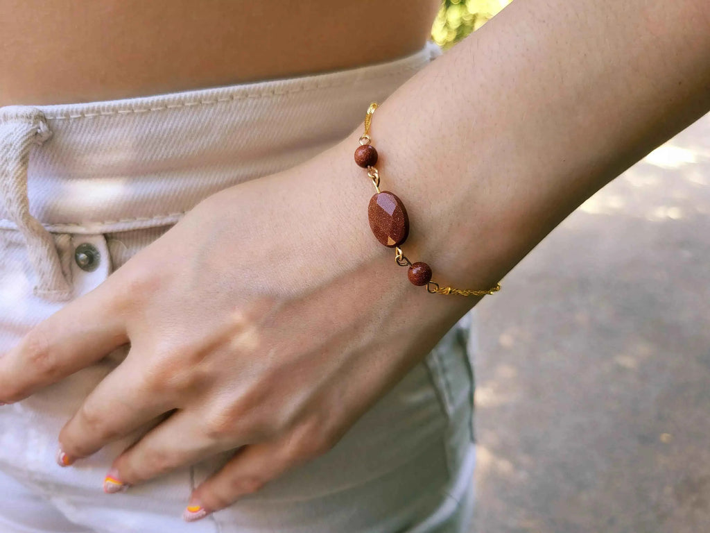 Bracelet en Pierre de Sable et chaîne dorée