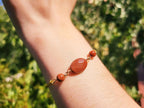 Bracelet en Pierre de Sable et chaîne dorée