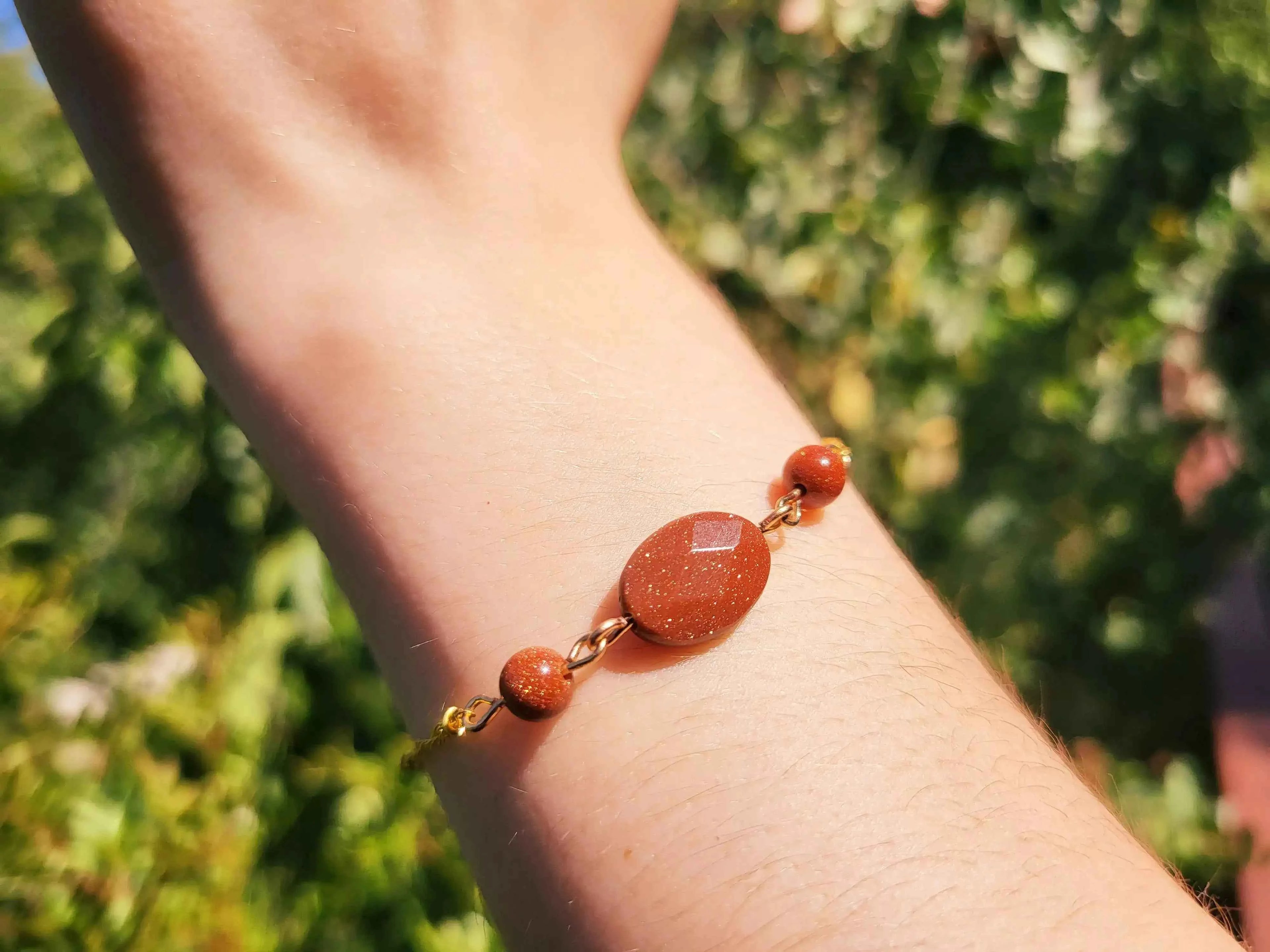 Bracelet en Pierre de Sable et chaîne dorée