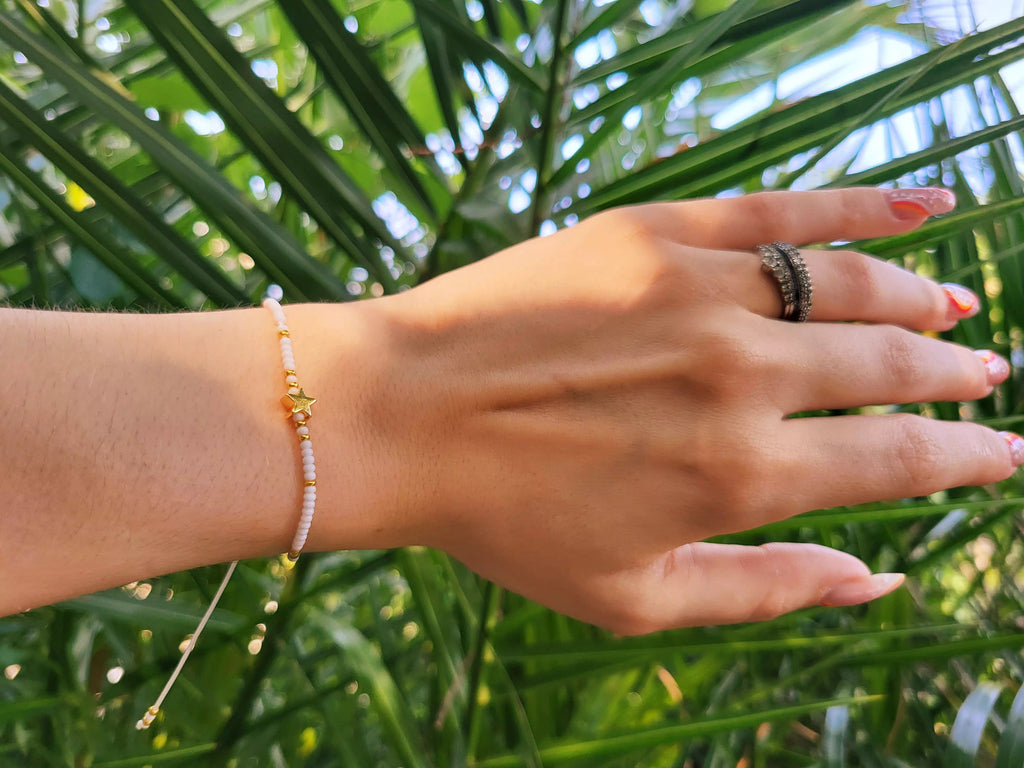 Bracelet en perles rocailles blanches et dorées avec perle étoile en métal doré  Bracelet Jethyka