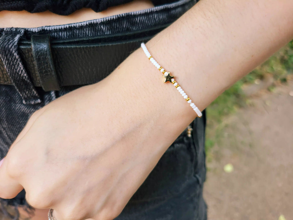 Bracelet en perles rocailles blanches et dorées avec perle étoile en métal doré  Bracelet Jethyka