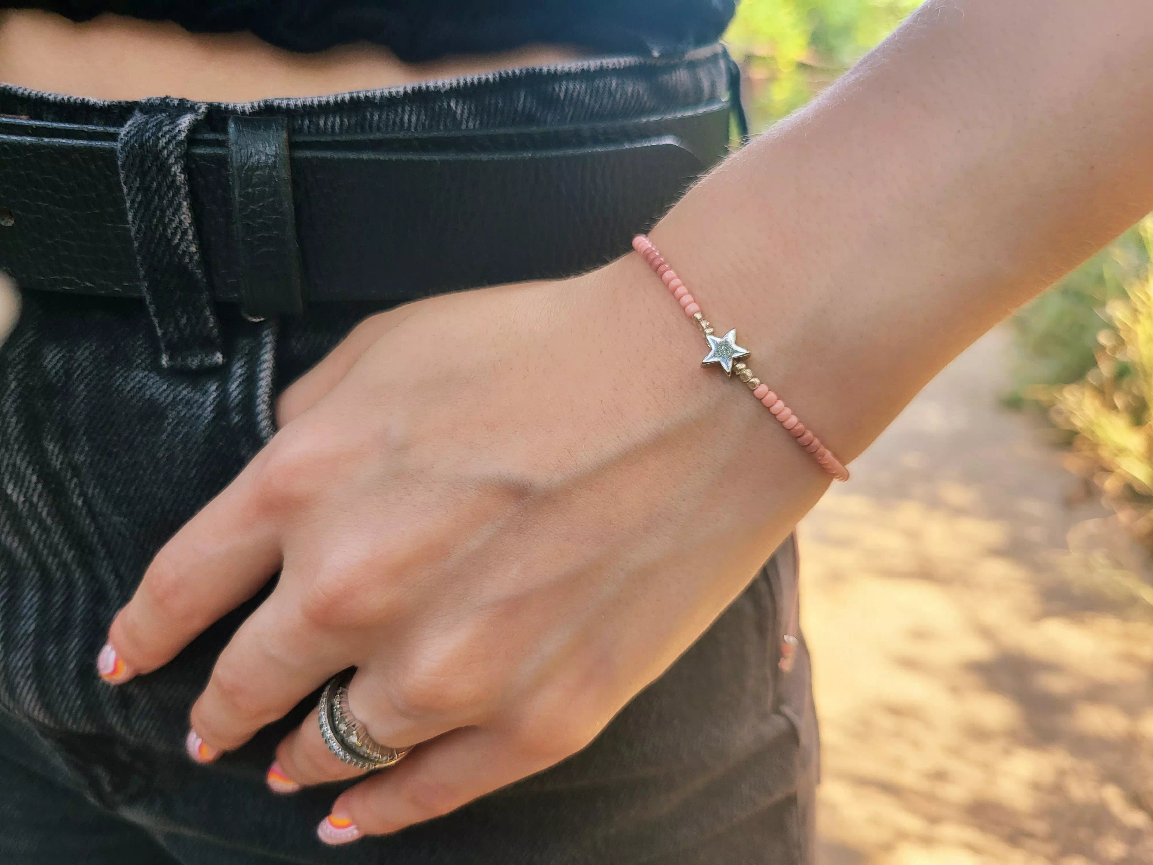 Bracelet étoile argentée et perles rocailles roses  Bracelet Jethyka