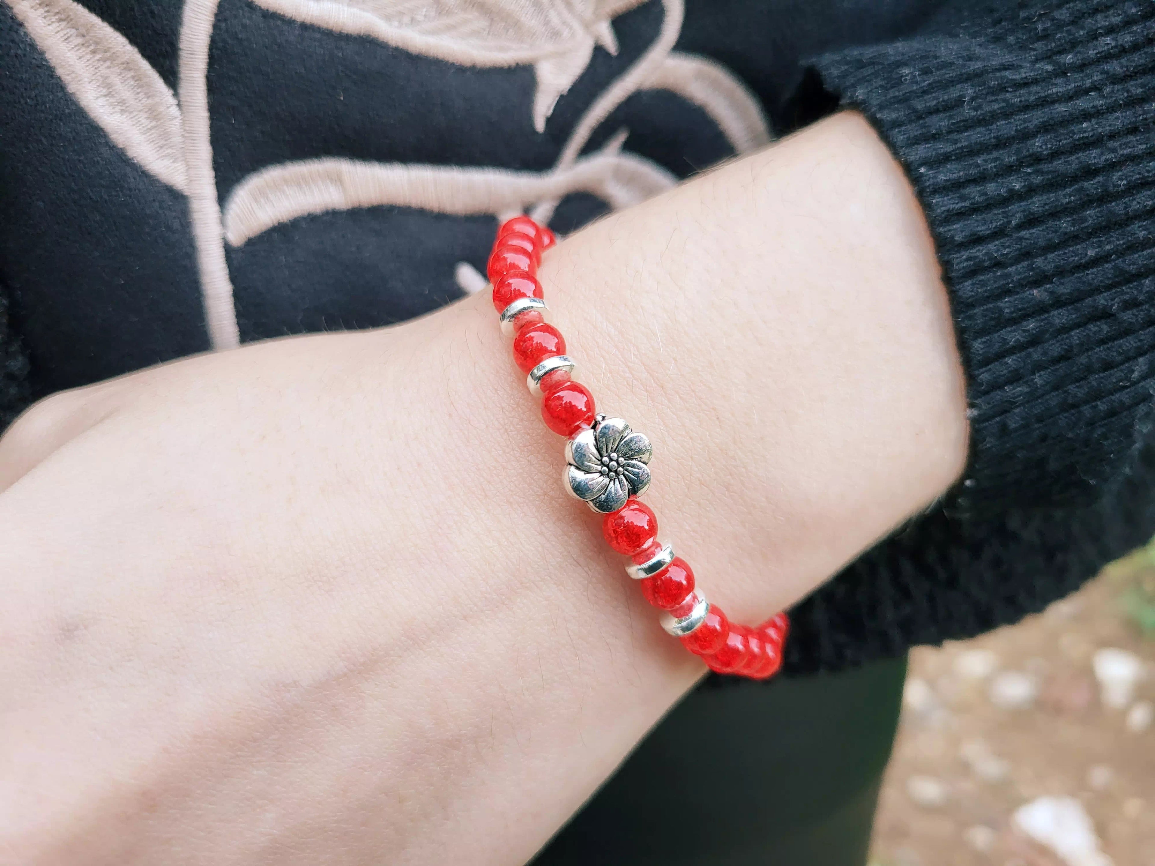 Bracelet perles verre craquelé rouge et Fleur de Cerisier  Bracelet Jethyka