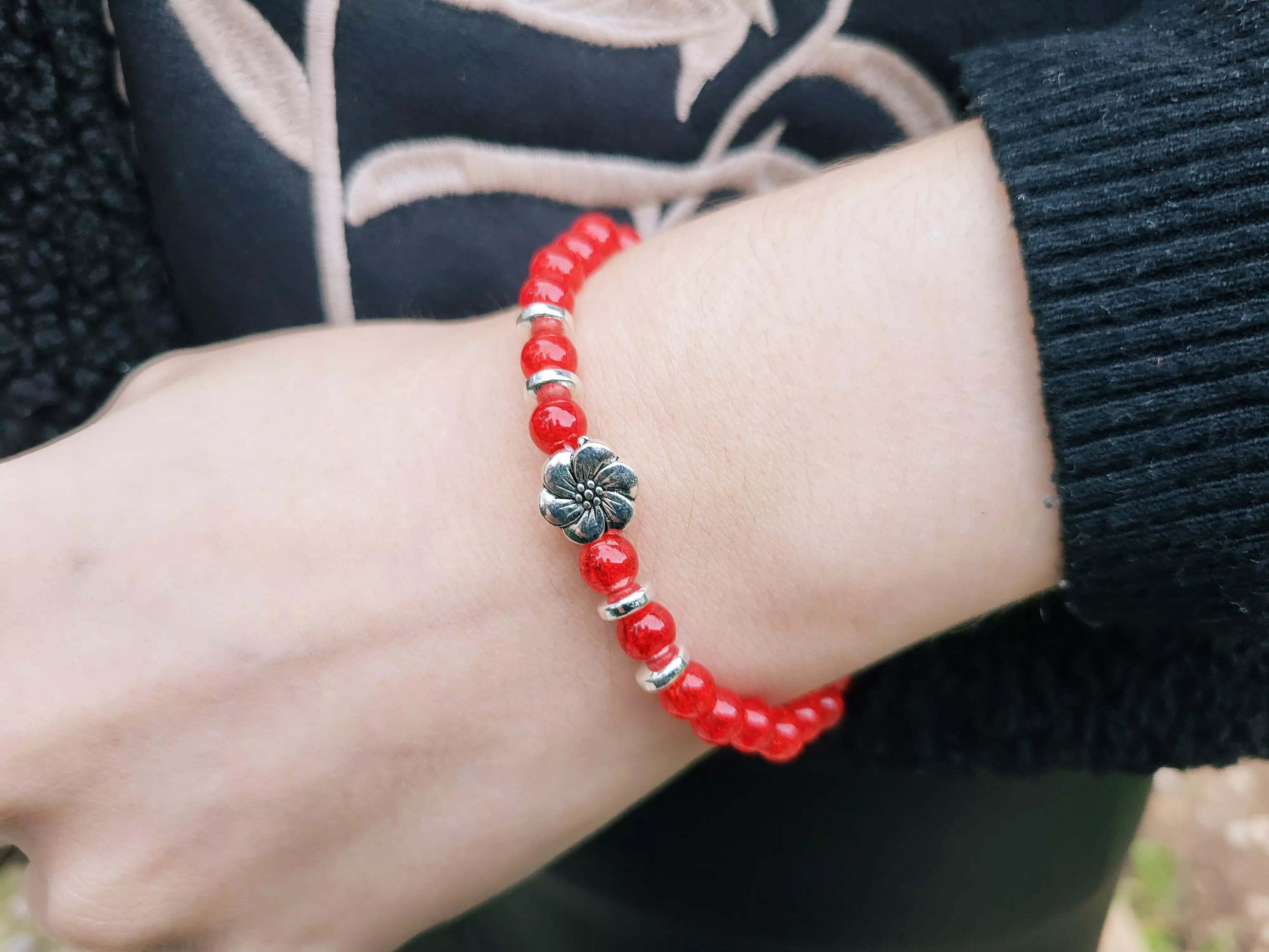 Bracelet perles verre craquelé rouge et Fleur de Cerisier  Bracelet Jethyka