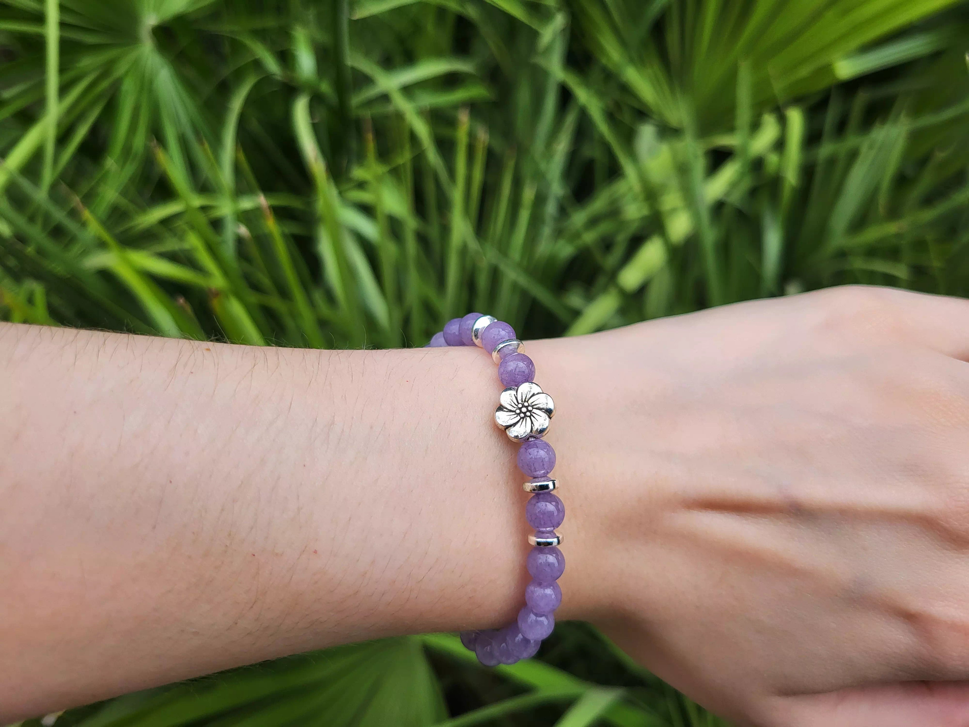 Bracelet en pierres naturelles Angélite pourpre et perle Fleur de cerisier  Bracelet Jethyka