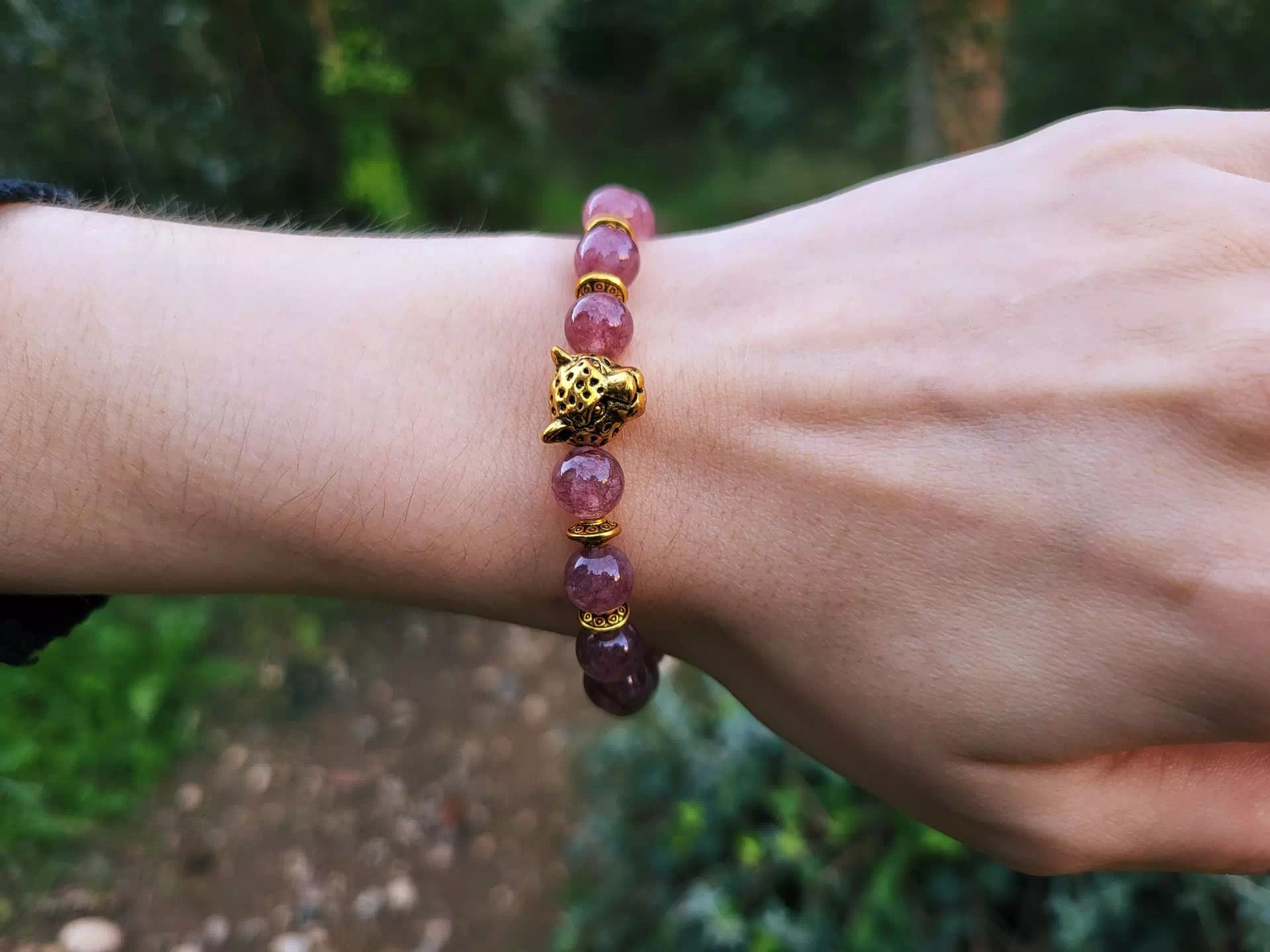 Bracelet en Pierres Naturelles Lépidolite et Perle Tête de Jaguar Dorée  Bracelet Jethyka