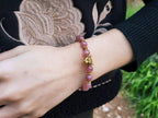 Bracelet en Pierres Naturelles Lépidolite et Perle Tête de Jaguar Dorée  Bracelet Jethyka