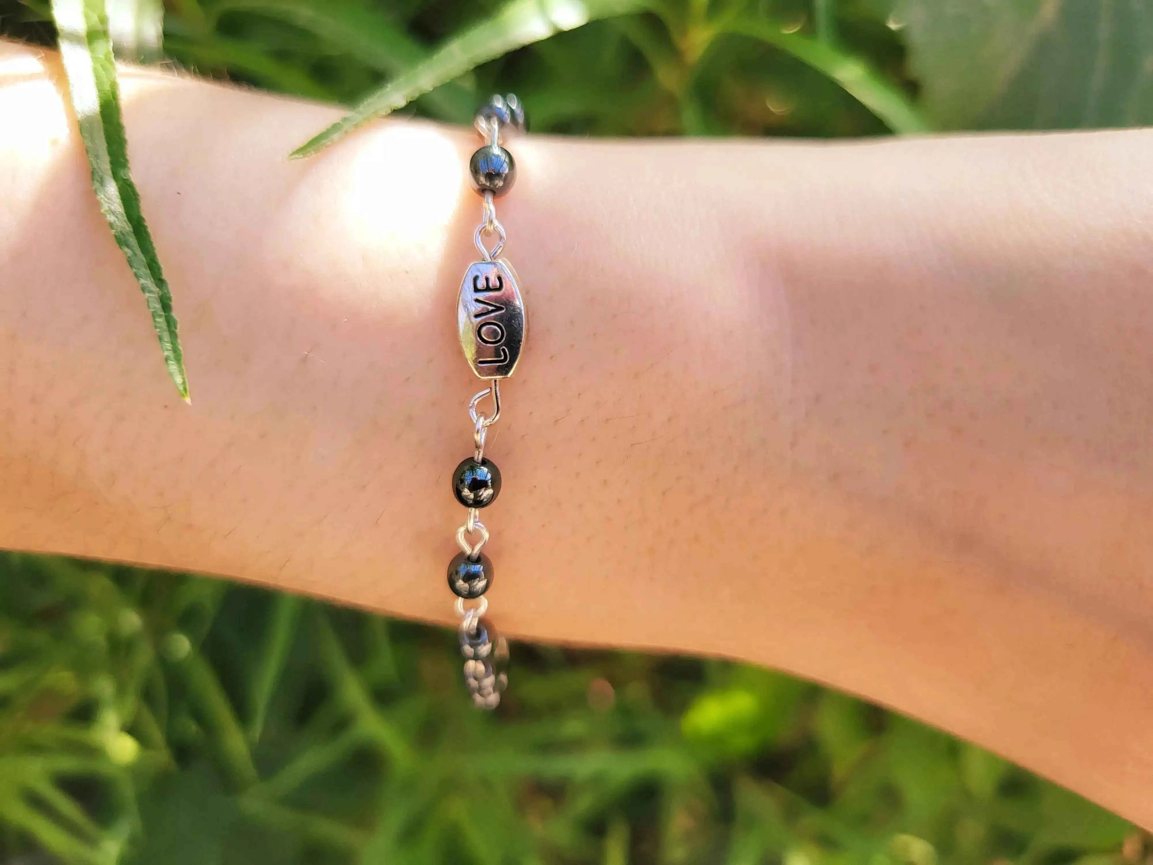 Bracelet Love en pierres naturelles Hématite