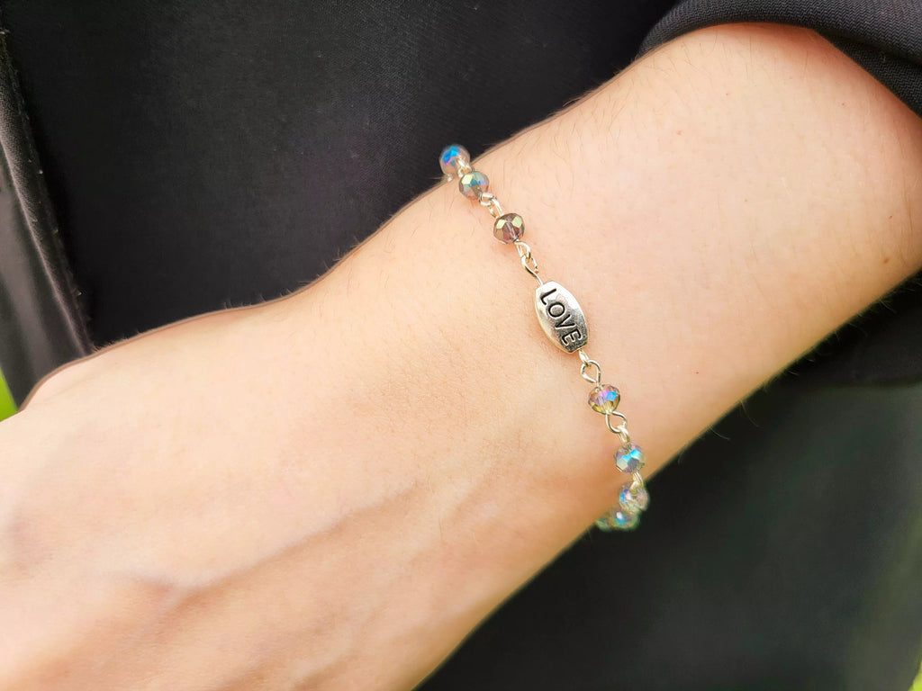 Bracelet en perles cristal bleu gris et perle Love en métal argenté  Bracelet Jethyka