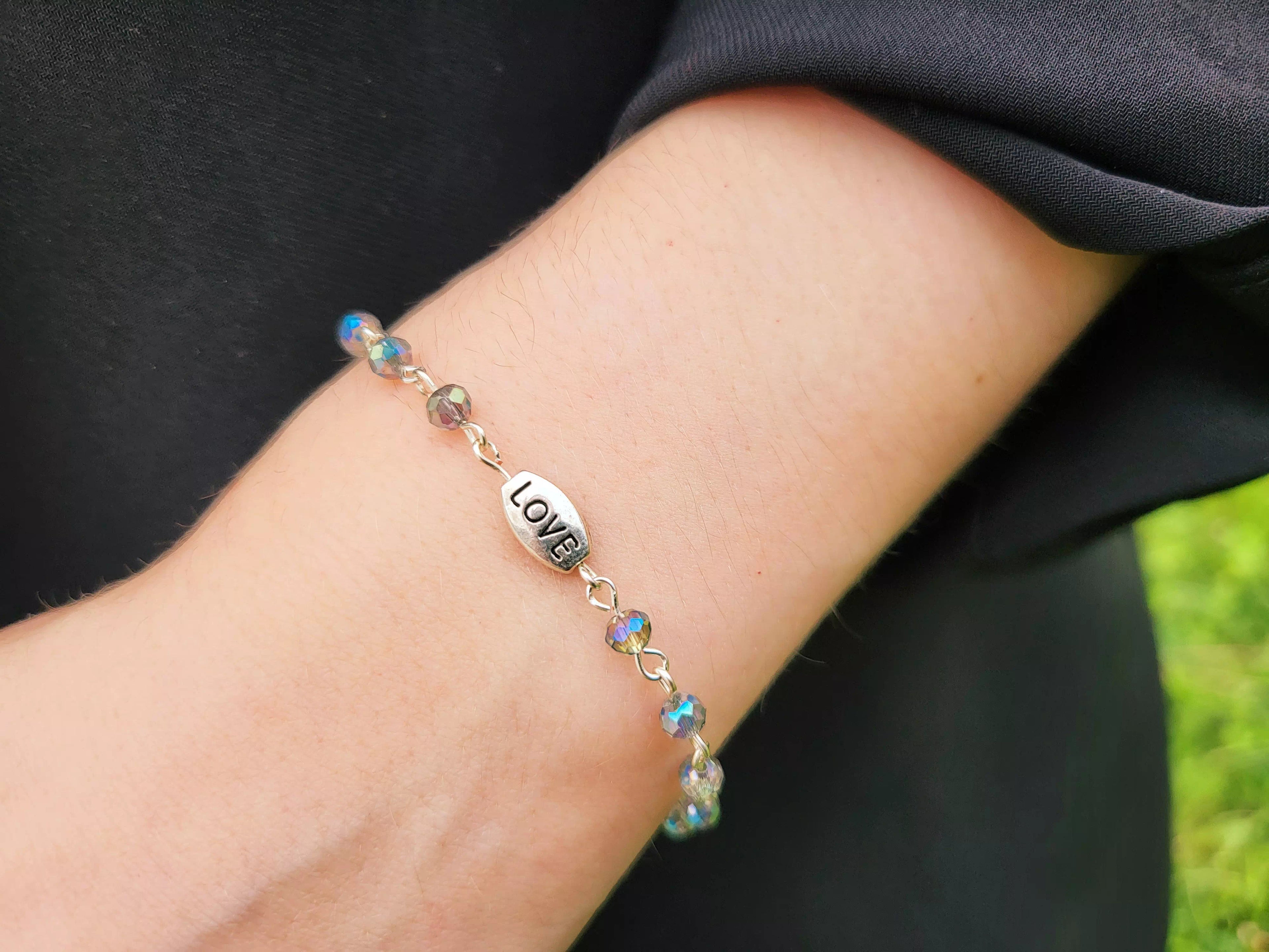 Bracelet en perles cristal bleu gris et perle Love en métal argenté  Bracelet Jethyka