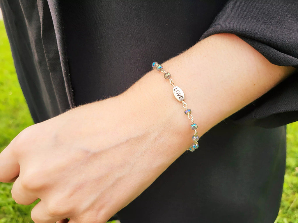 Bracelet en perles cristal bleu gris et perle Love en métal argenté  Bracelet Jethyka