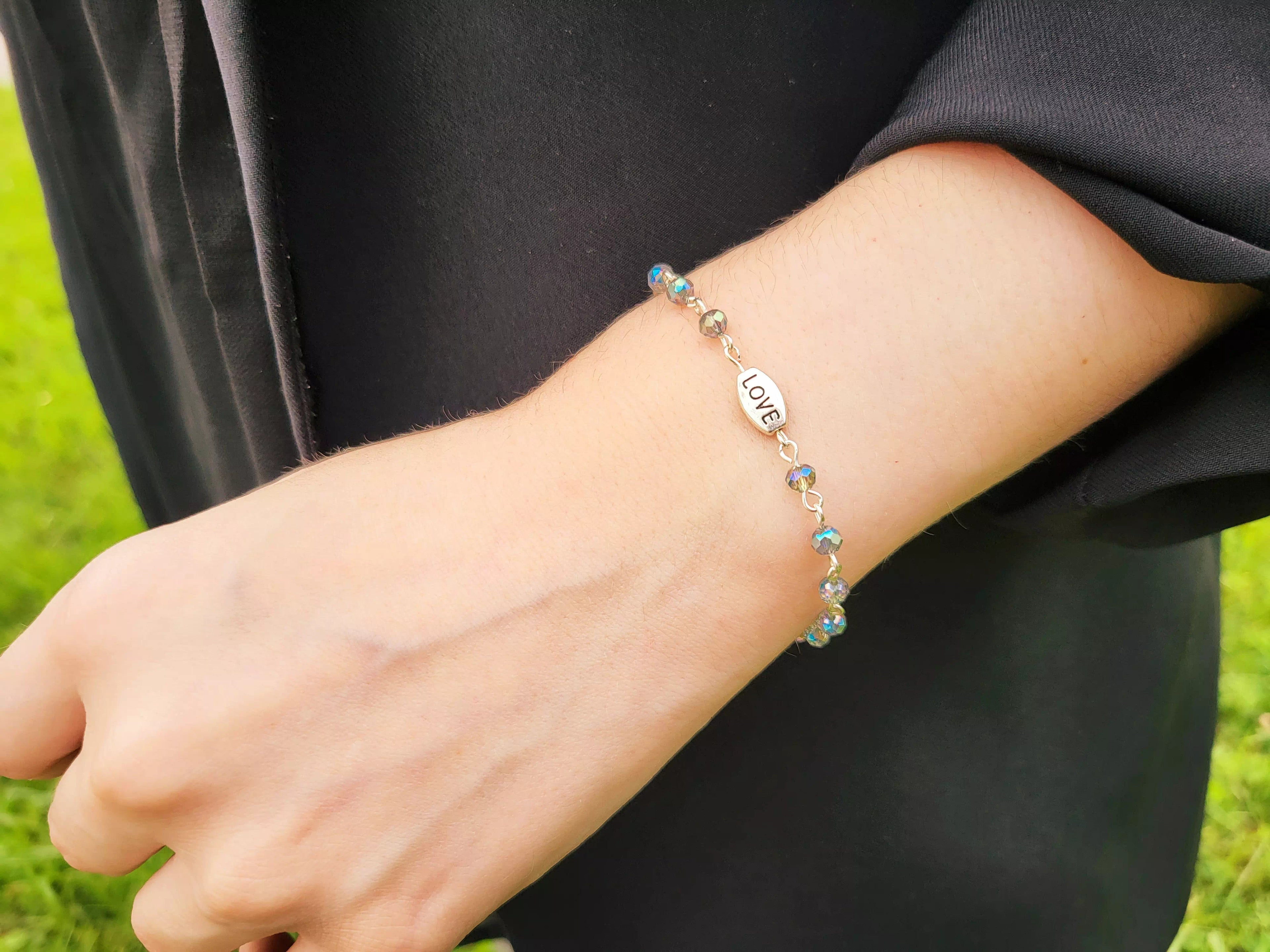 Bracelet en perles cristal bleu gris et perle Love en métal argenté  Bracelet Jethyka